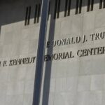 Juez ordena retirar nombre de Trump del Kennedy Center en Washington