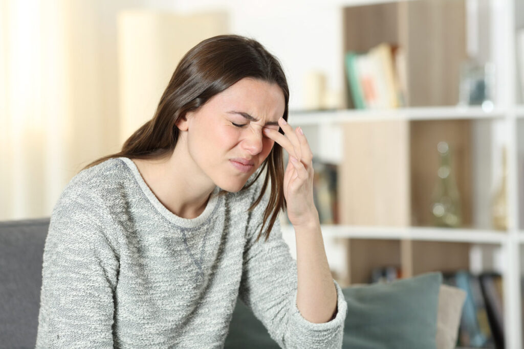 ¿Por qué no debes rascarte los ojos? El hábito cotidiano que podría dañar tu visión