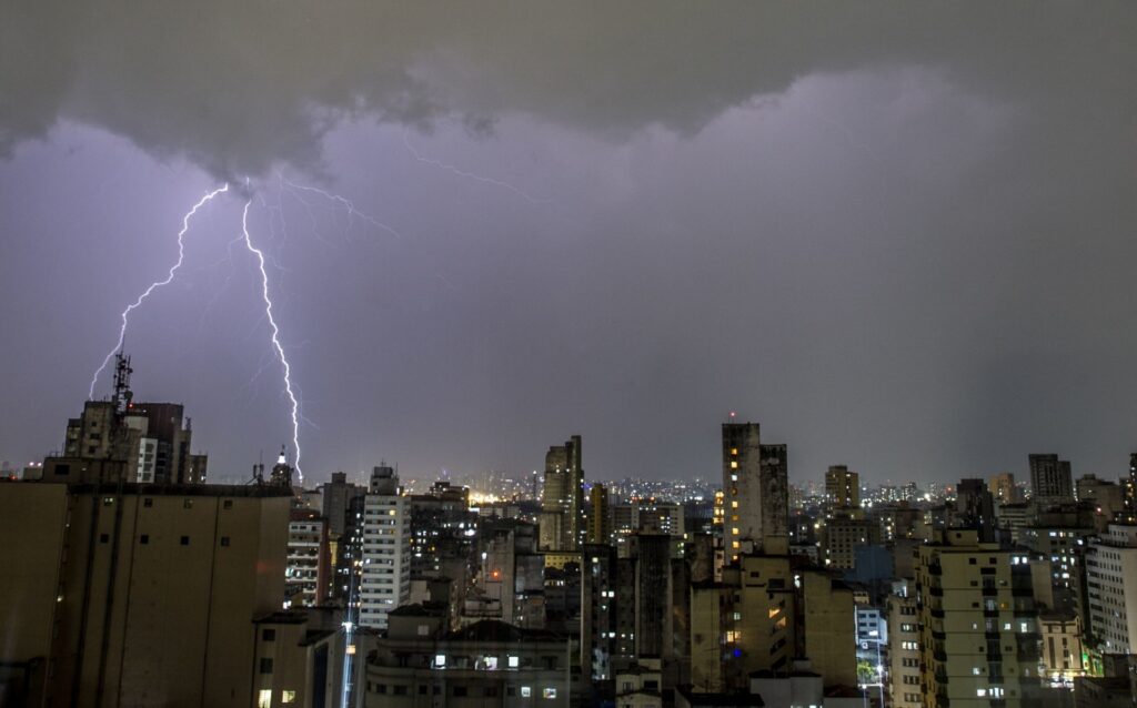 Emiten alerta por lluvias fuertes y tormentas eléctricas en la capital del país