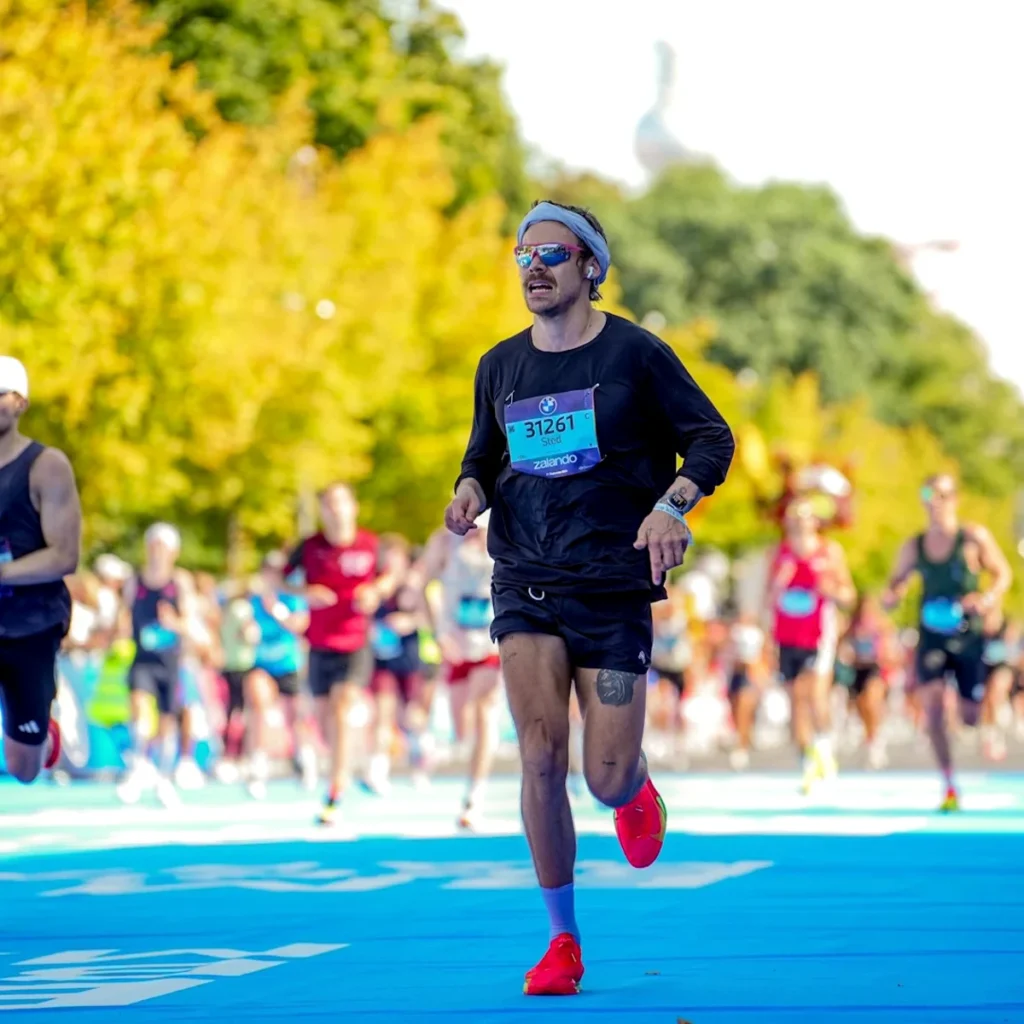 ¿Podrías seguirle el paso a Harry Styles? Así de rápido corre el cantante durante sus entrenamientos