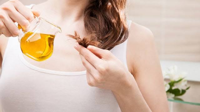 ¿Aceite de oliva en el cabello? Lo que realmente puede hacer contra el frizz y la resequedad