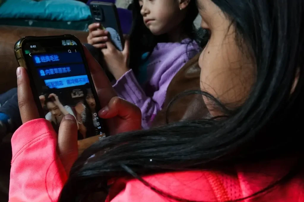 Adiós al celular sin control: CDMX prepara regulación para las escuelas