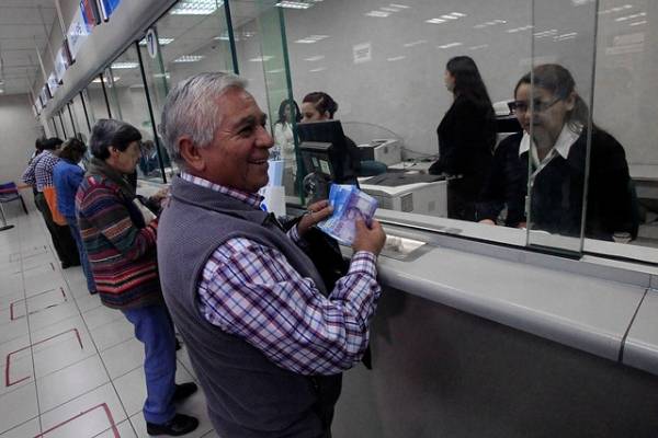 Piden garantizar acceso bancario a adultos mayores que no pueden validar sus huellas