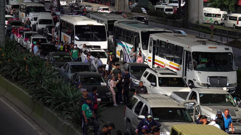 ¿Quién controla las rutas en Iztapalapa? Transportistas denuncian operación irregular