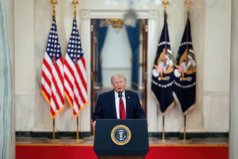Trump afirma que EU negocia con Irán; Teherán lo niega