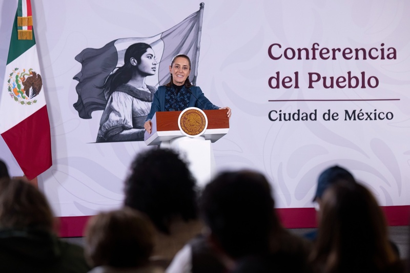 Sheinbaum blinda la exportación de aguacate ante amenazas en Michoacán; SEP pone fin a escuelas militarizadas