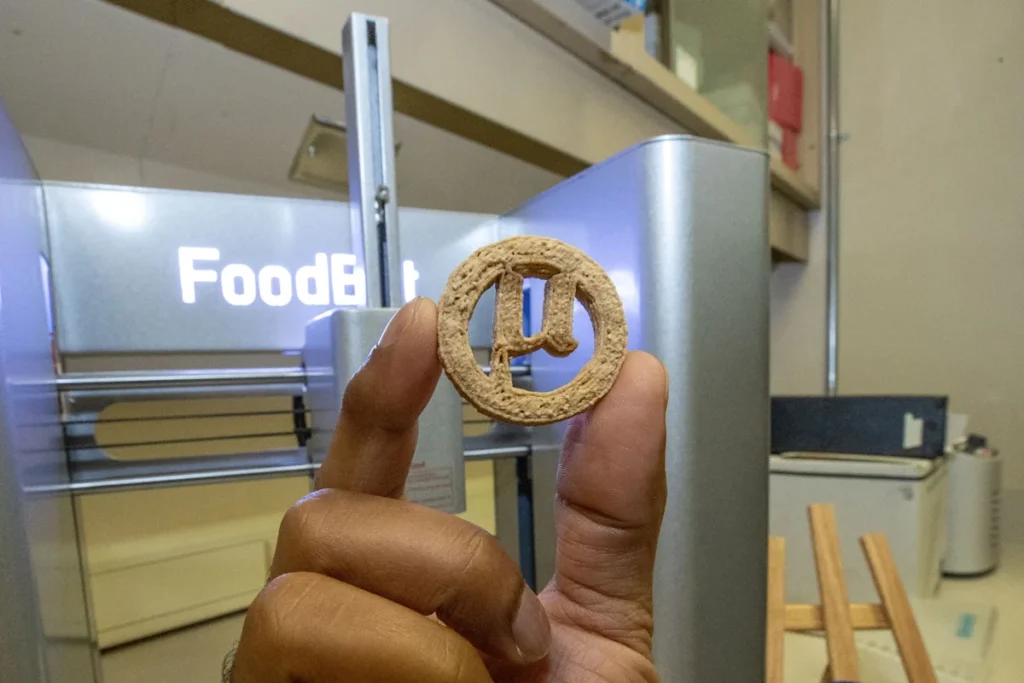 ¿Comer plástico para combatir el hambre? Científicos desarrollan galletas ricas en proteína a partir de residuos