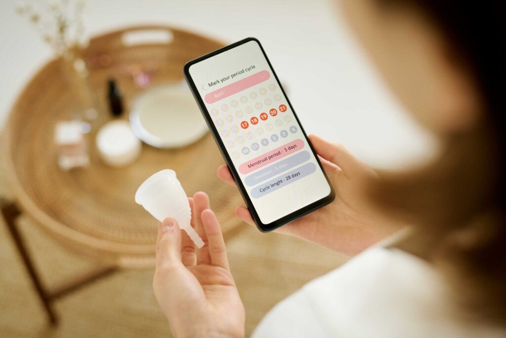 ¿Las mujeres que viven juntas sincronizan su menstruación? Esto dice realmente la ciencia