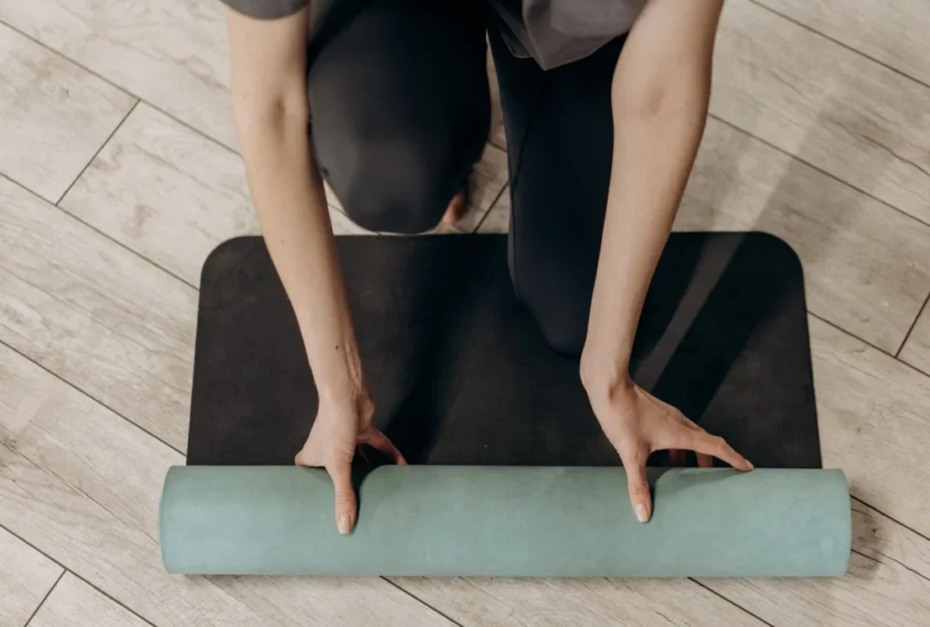 ¿Cada cuánto debes limpiar tu tapete de yoga? Expertos explican cómo evitar bacterias y hongos