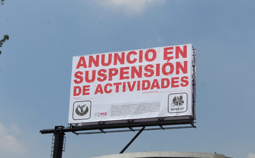 Morena y PAN chocan por espectaculares en CDMX y Chihuahua; acusan censura y propaganda política