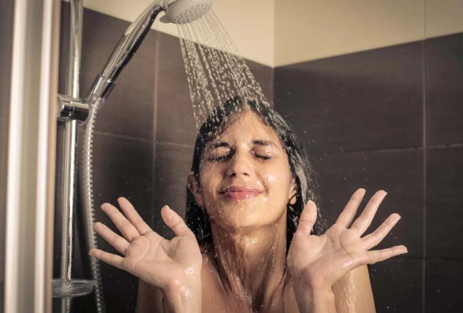 ¿Es mejor bañarse por la mañana o por la noche? Esto dicen los dermatólogos