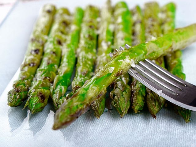 Espárragos y otras verduras: por qué los prebióticos ganan terreno en la salud intestinal