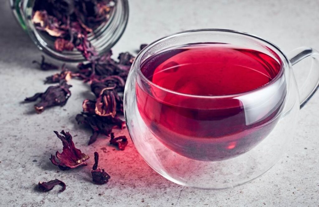 Té de jamaica: cuánto puede bajar la presión arterial y quiénes deben tener cuidado