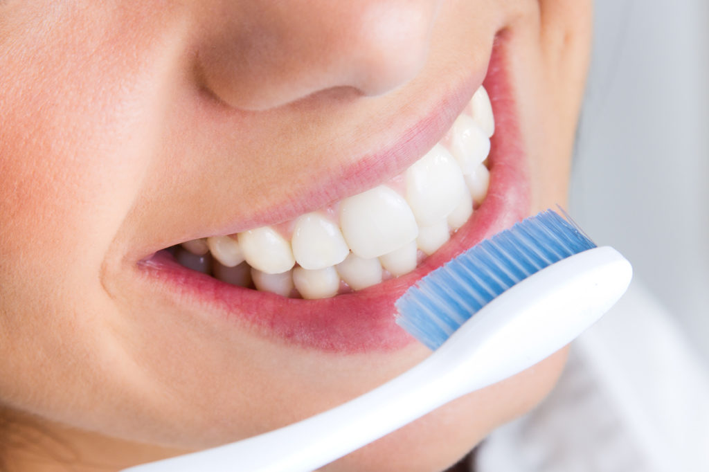 Los hábitos que pueden marcar la diferencia en tu salud bucal y prevenir problemas más allá de las caries