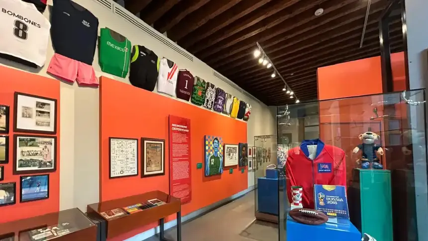 Del balón al arte: inauguran en CDMX exposición gratuita inspirada en los Mundiales de futbol