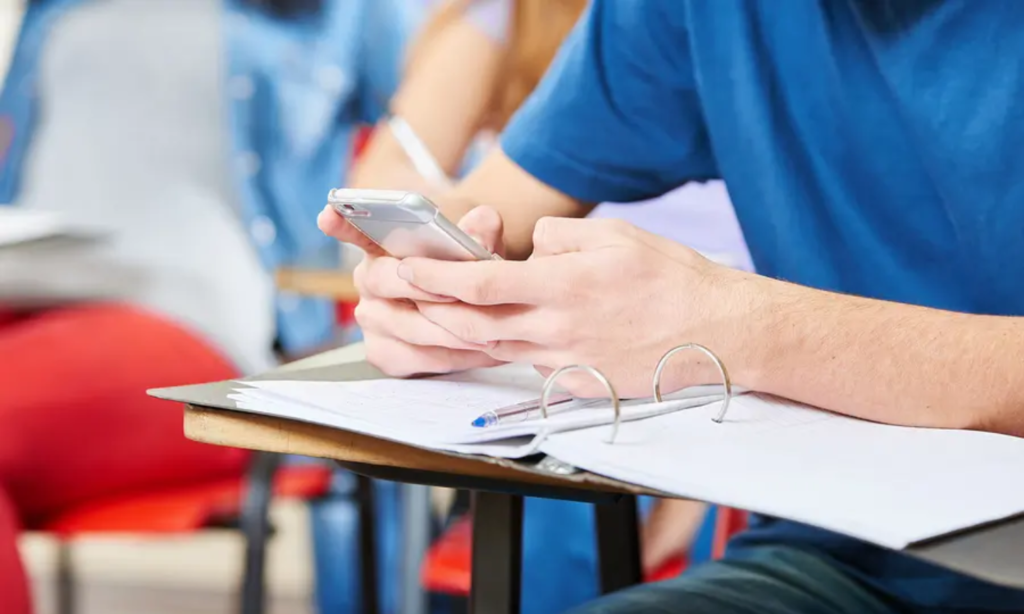 Escuelas sin celulares y mano dura al fraude digital: así cambia la ley en CDMX