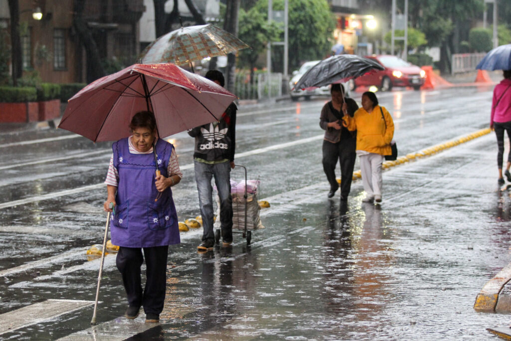 Capitalinos pasarán del sol a las tormentas este miércoles; activan monitoreo climático