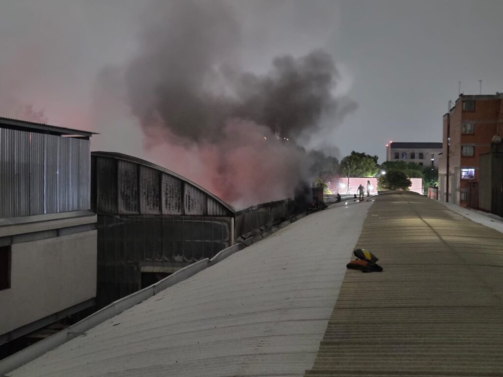 Columnas de humo alarman a vecinos: controlan incendio de gran magnitud en Jamaica