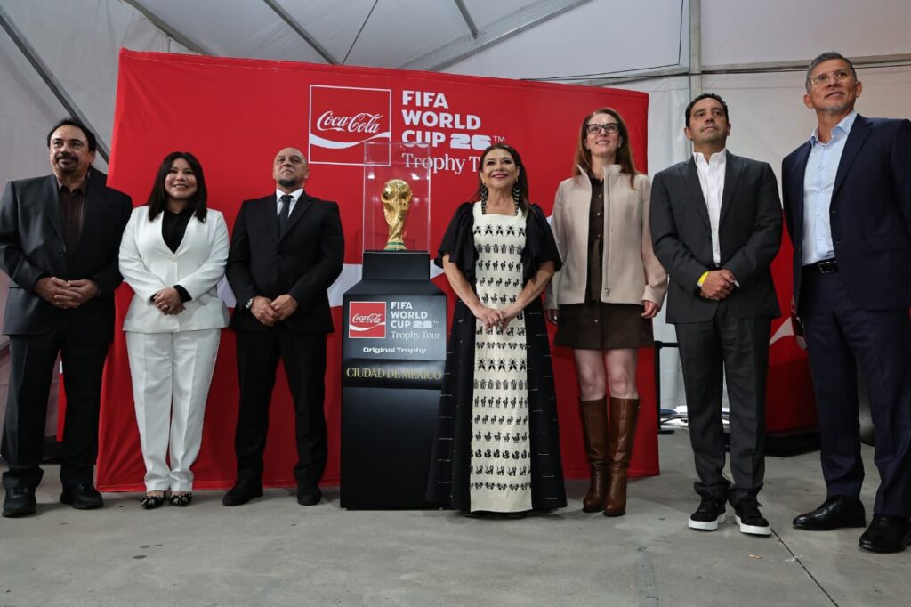 Clara Brugada recibe el trofeo del Mundial 2026 en CDMX y promete un torneo “para todos”