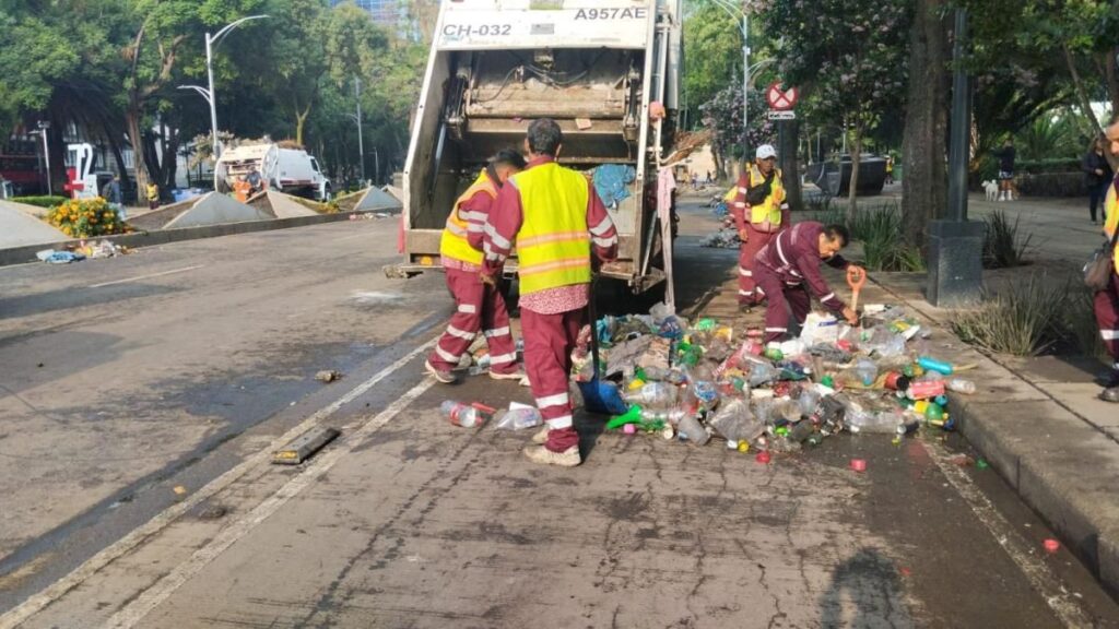 Festejos del Tri dejan 40 toneladas de basura en Reforma y Zócalo