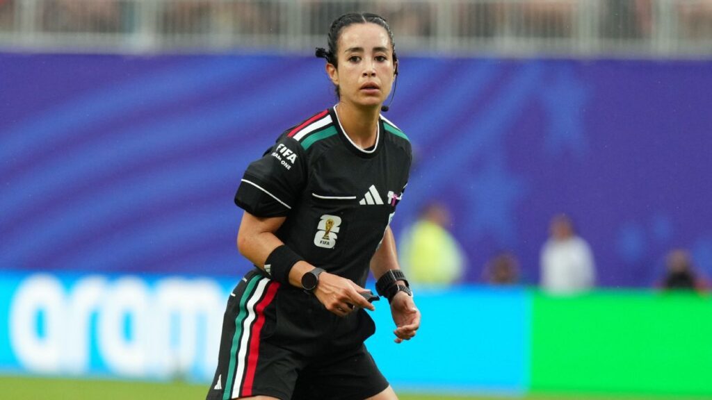 Katia Itzel García hace historia como árbitra en un Mundial masculino