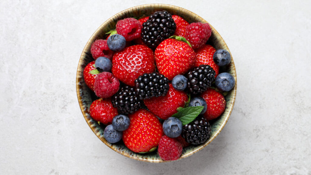 ¿Lavas bien las fresas? Expertos explican cómo reducir hasta 50% de los pesticidas en las bayas