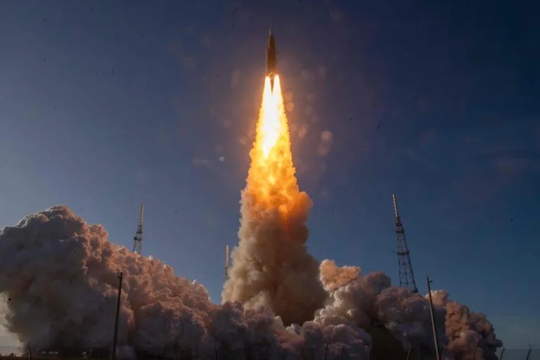 La NASA avanza hacia el regreso a la Luna: presenta la pieza más poderosa del cohete que llevará a Artemis III