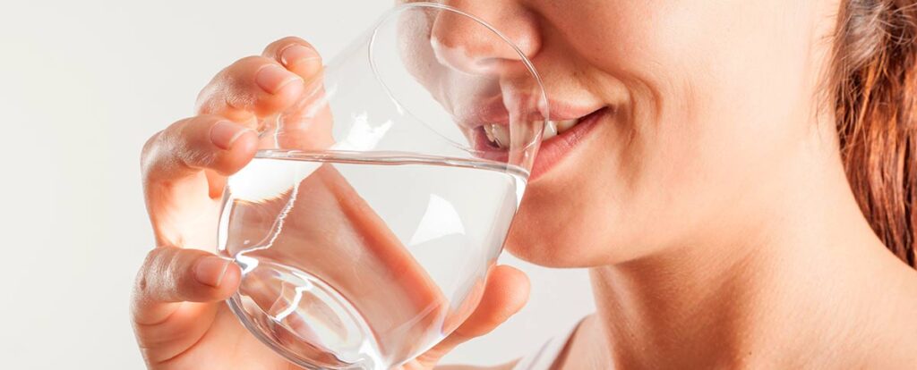 ¿Beber agua ayuda a bajar de peso? Esto es lo que realmente dice la ciencia