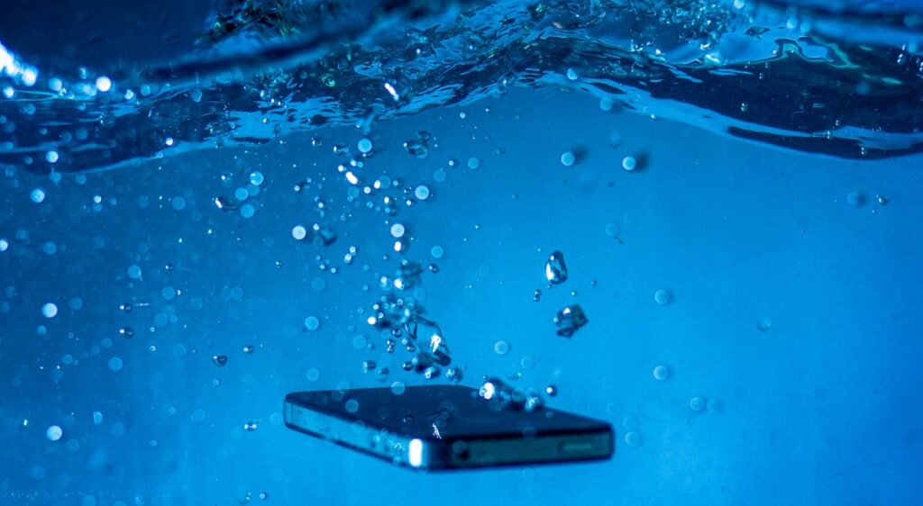 Celular mojado: por qué no debes meterlo en arroz