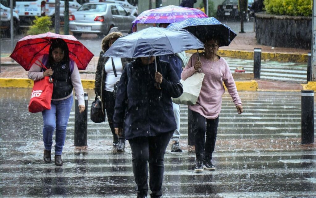 Persisten las lluvias en la CDMX; autoridades piden extremar precauciones