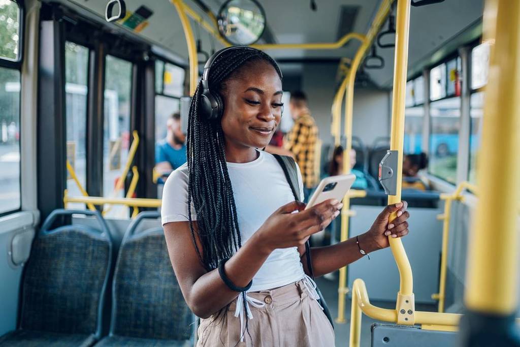 Auriculares y salud auditiva: el hábito cotidiano que podría estar dañando tu oído sin que lo notes