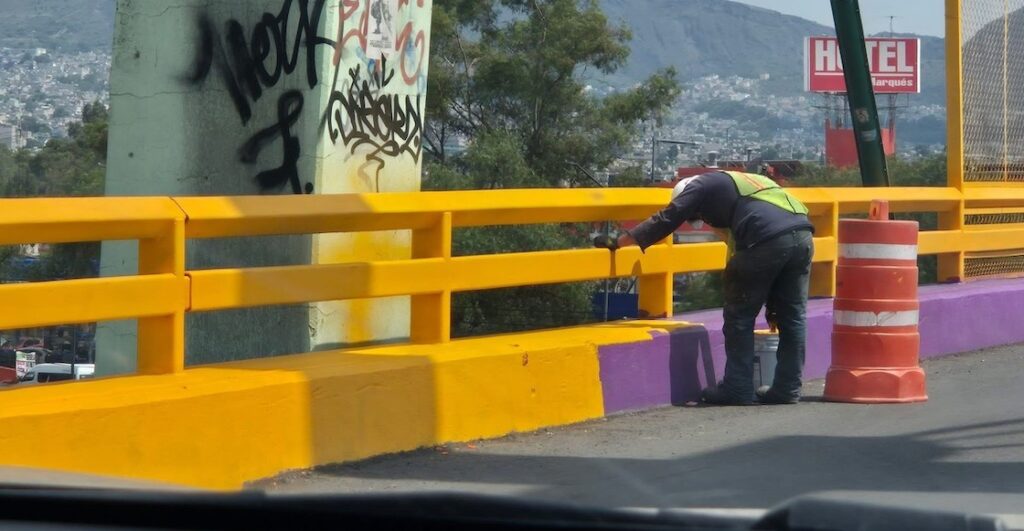 CDMX da marcha atrás en pintura morada de puentes y abre debate sobre costos públicos