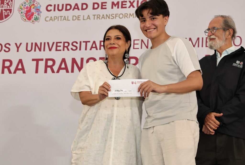 Programa de becas para universitarios alcanza 100 mil apoyos con inversión de 866 millones de pesos