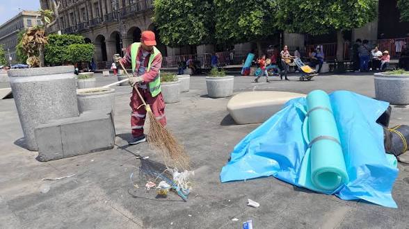 Mega Limpiatón de la Afición moviliza a 3 mil trabajadores para retirar residuos tras partido México-Inglaterra en CDMX