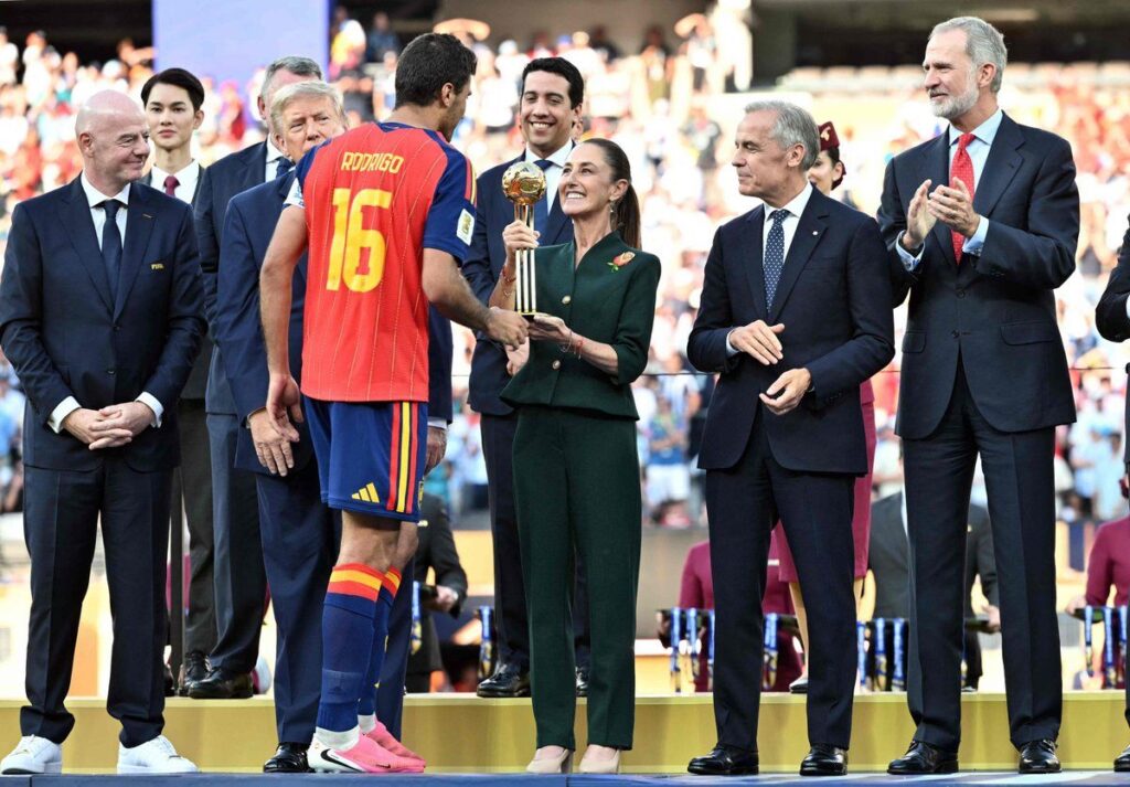 Sheinbaum entrega el Balón de Oro en la final del Mundial 2026