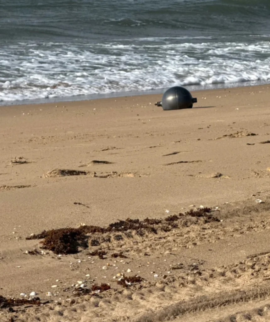 Misteriosas esferas metálicas aparecen en una playa de Australia y serían restos de un cohete espacial