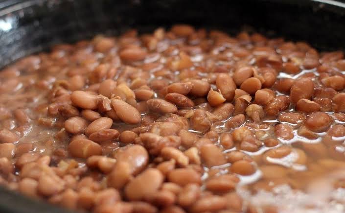 ¿Tiras el agua de los frijoles? La ciencia explica por qué podrías estar desperdiciando un ingrediente muy valioso