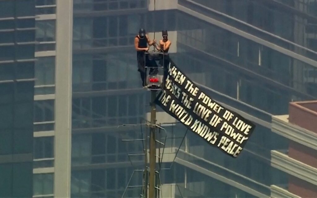 Escalan el Empire State Building, despliegan mensaje por la paz y terminan detenidos tras una propuesta de matrimonio