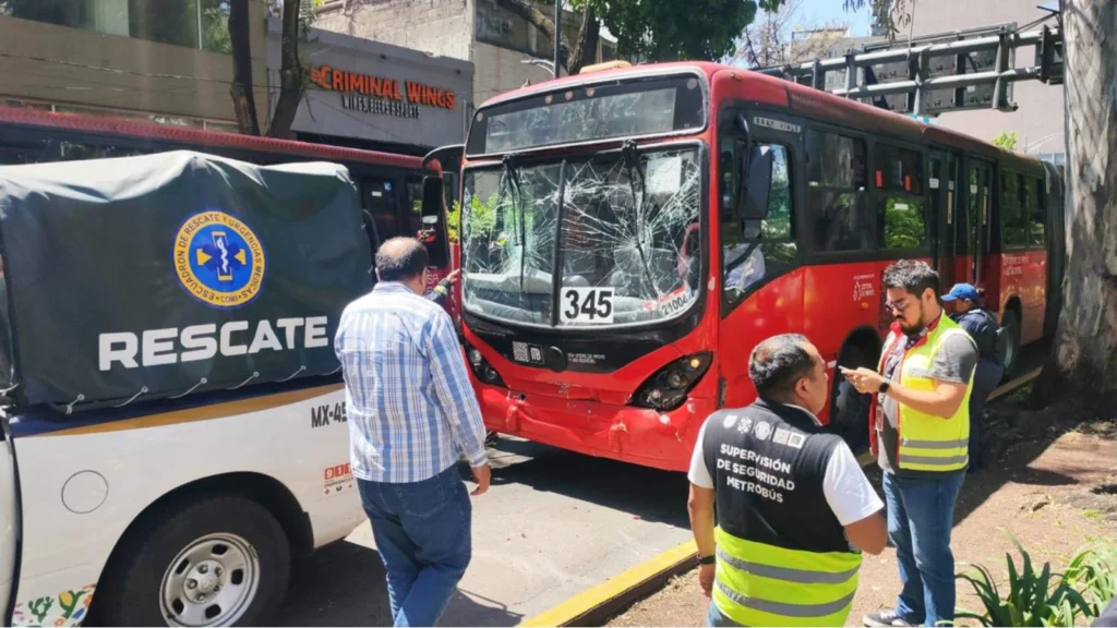 Accidente en la Línea 2 del Metrobús deja 16 lesionados cerca de estación Nuevo León