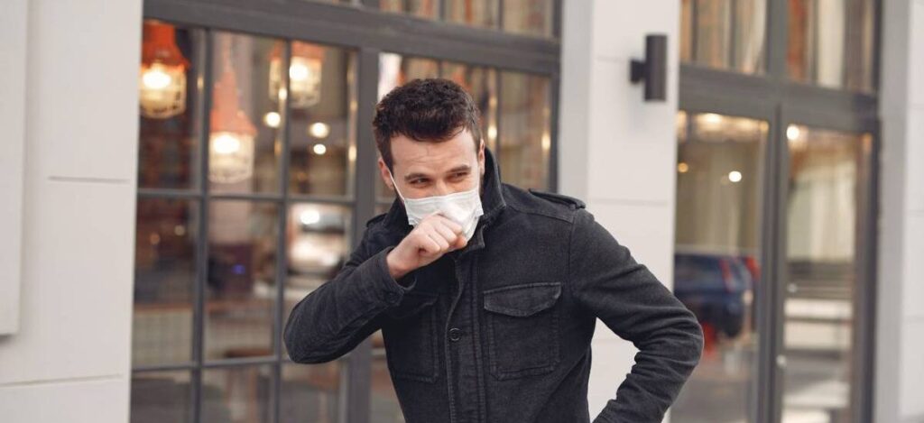 El aire que respiras puede empeorar el asma sin que lo notes: así afecta la contaminación a tus pulmones