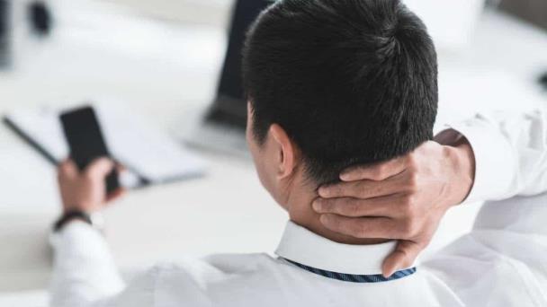 El uso excesivo del celular ya está pasando factura a tu cuerpo: así afecta tu postura y cómo prevenirlo