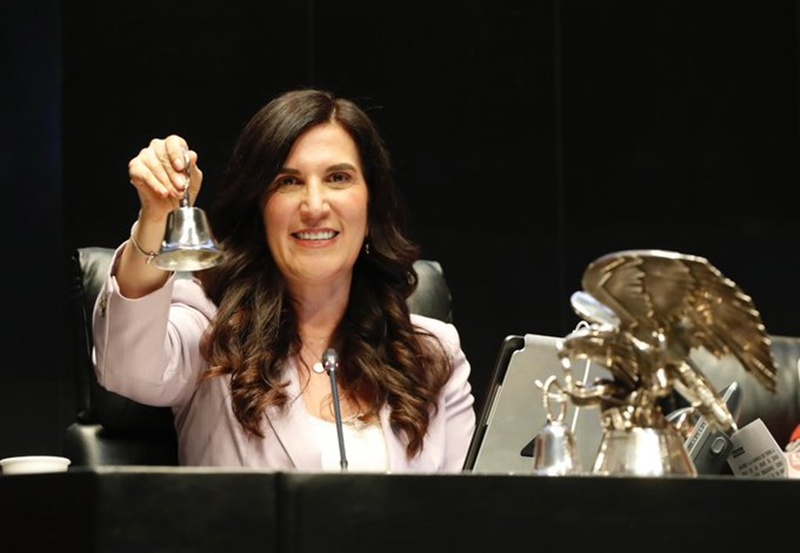 Kenia López Rabadán denuncia uso de recursos para listas de la Consejería