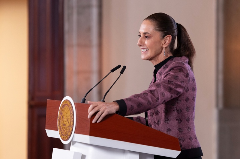 Sheinbaum confirma muerte de mexicanos en Colombia; SEP abre debate sobre uso de celulares