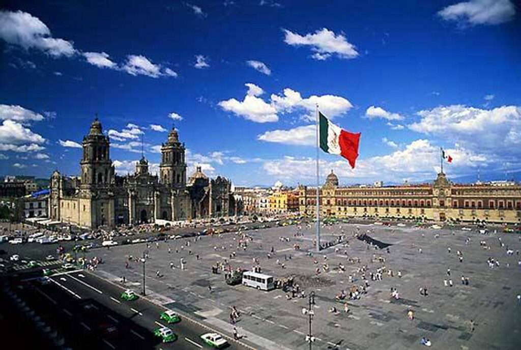 Leona Vicario ilumina el Zócalo de CDMX rumbo al 15 de septiembre