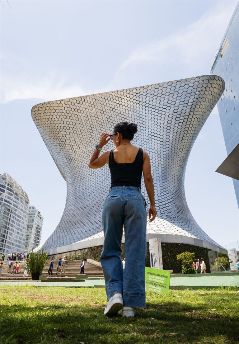 Imagen ilustrativa: fachada contemporánea de un edificio cultural; no identifica alguno de los museos mencionados.