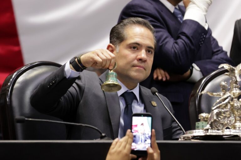 Legislador sostiene una campana durante una sesión en la Cámara de Diputados.